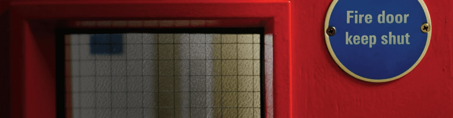 Documentación visual oficial del vidrio Pyroshield Texturado con malla metálica